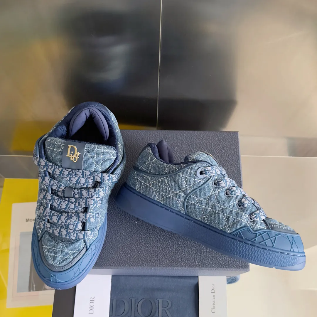 [DIOR] P: 820💰 Men's 39-44. (Male 38. 45. Customized) Dior Dior B9S series top version bread shoes casual sports shoes skate shoes original purchase development and production This new B9S skateboard sneakers are inspired by skateboarding and Dior's high-order spirit. Crafted from navy blue cotton tweed, the classic cannage pattern is reinterpreted with grained calfskin details in homage to Dior's savoir-faire. Padded tongue and technical fabric leg provide ideal comfort. Iconic details abound throughout the design, such as the Dior signature on the heel and tongue, cannage-patterned panels, and the rubber Dior Charm signature on the side inspired by the Dior logo. The rubber soles engraved with Oblique printing with a gradient effect are more refined and can add a high-end temperament to various looks. Exquisite packaging at the delivery counter🛍📦 ▪️Fabric: Original customized first-layer cowhide + tweed ▪️Inner lining: Customized breathable lining ▪️Outsole: Original open-molded anti-slip TPU material ▪️Sole thickness: 3.5CM.